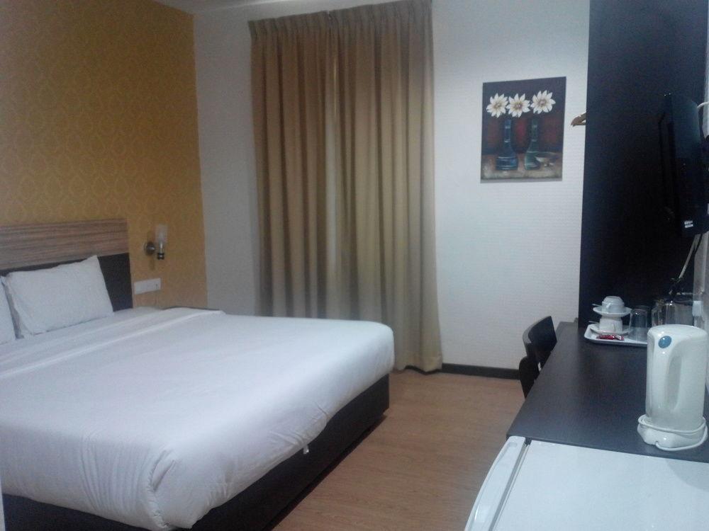 7 Heaven Boutique Hotel Pasir Gudang Exterior photo