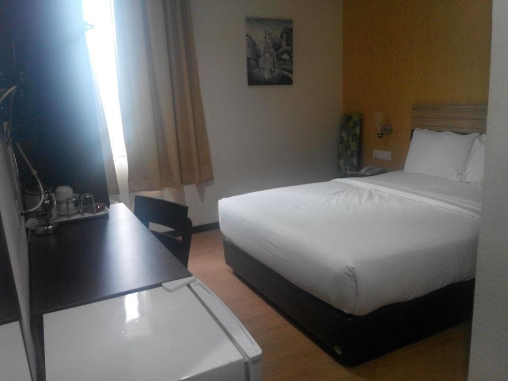 7 Heaven Boutique Hotel Pasir Gudang Exterior photo