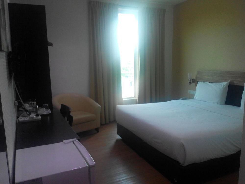 7 Heaven Boutique Hotel Pasir Gudang Exterior photo