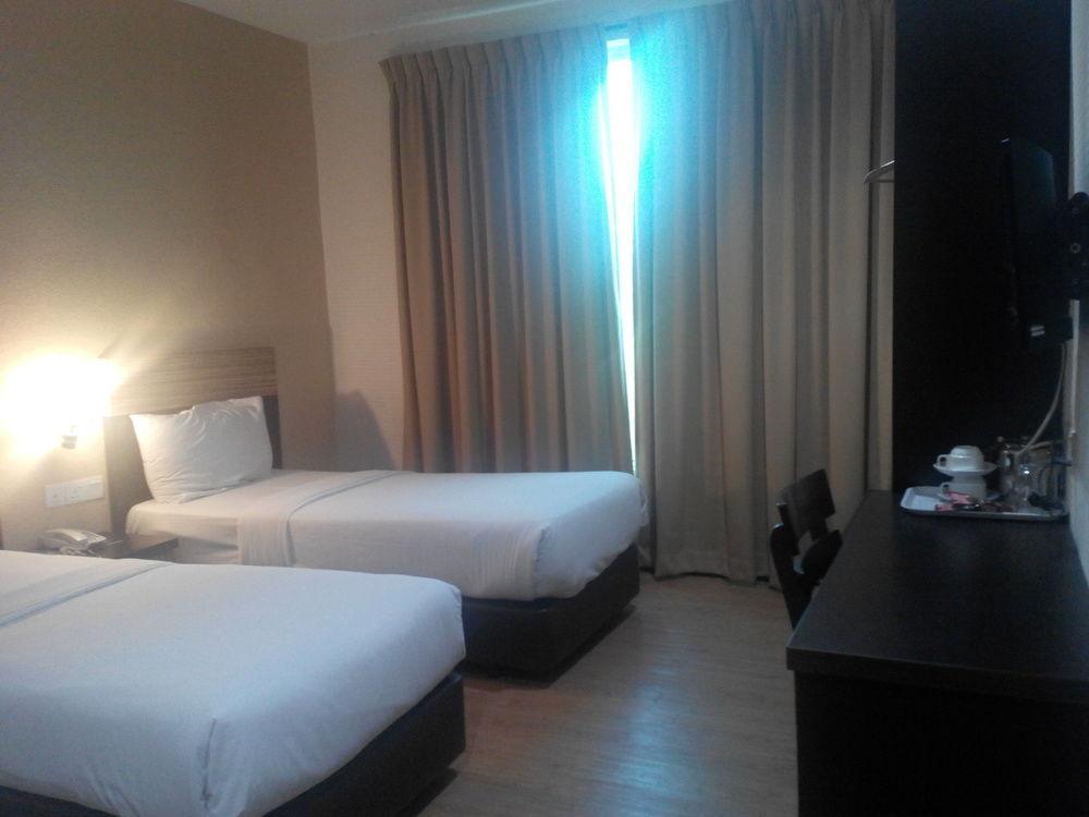 7 Heaven Boutique Hotel Pasir Gudang Exterior photo