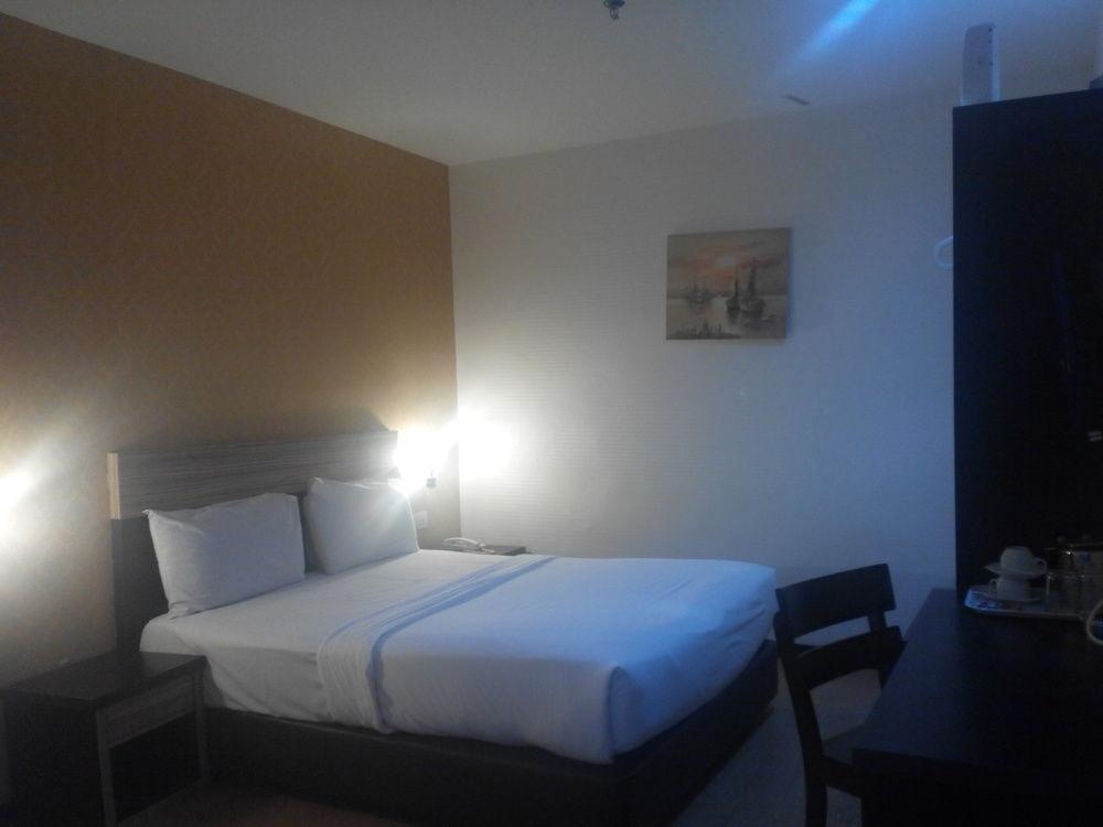 7 Heaven Boutique Hotel Pasir Gudang Exterior photo